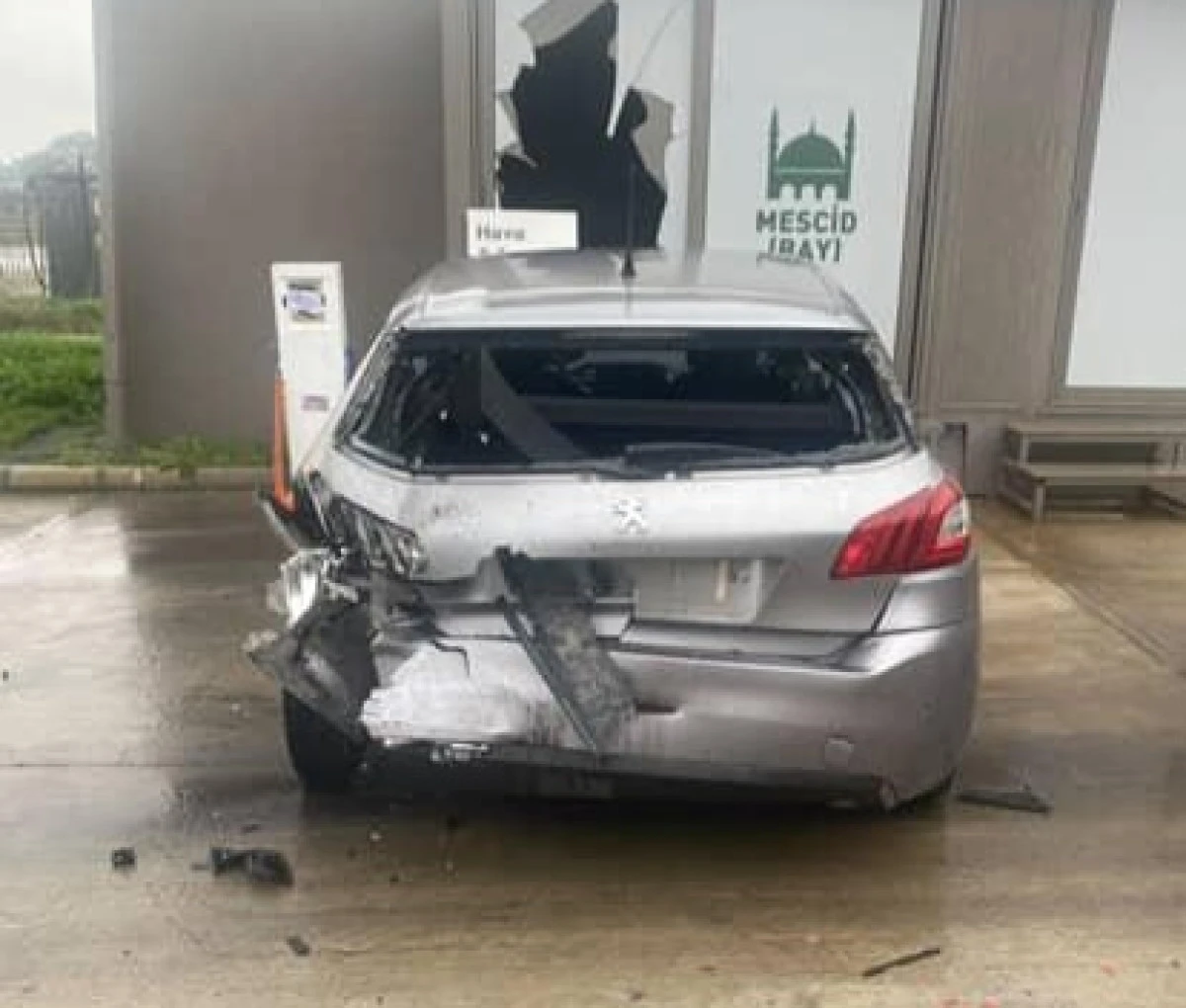 ARAÇ İSTASYON MESCİDİNE GİRDİ!