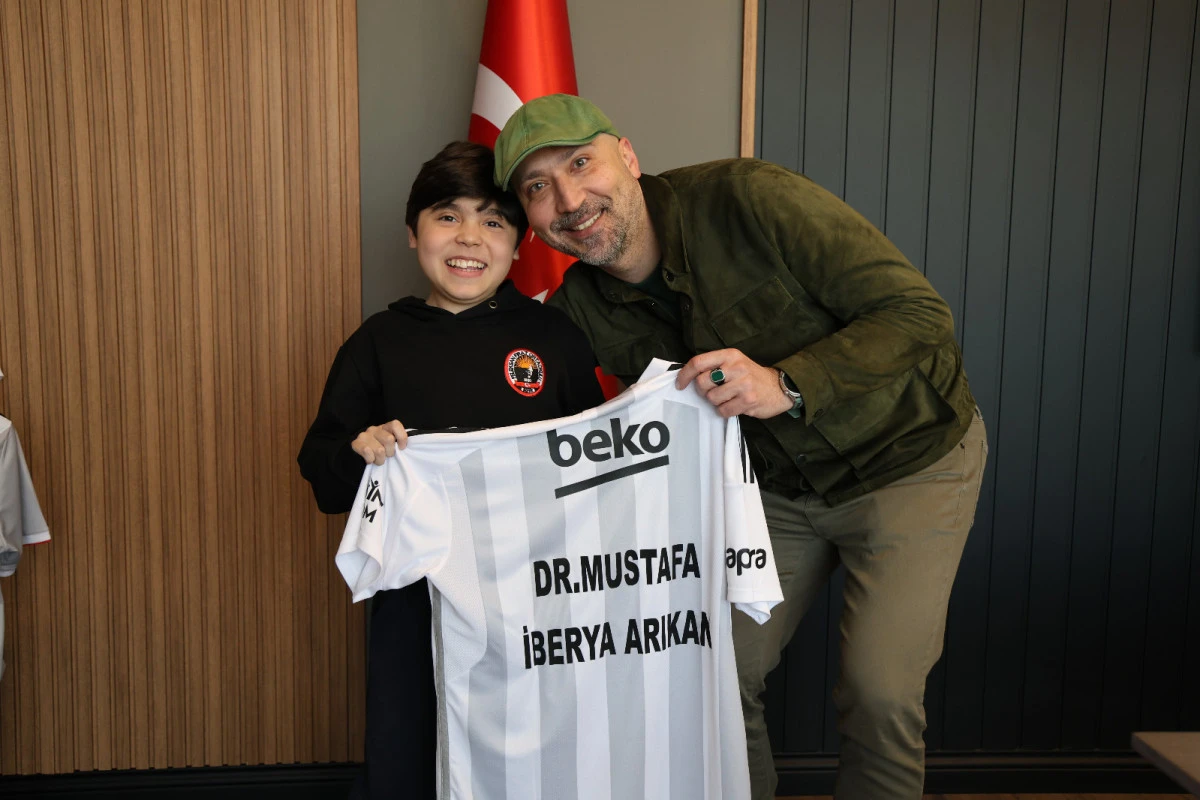 BAŞKAN ARIKAN&rsquo;DAN MERT&rsquo;E &Ouml;ZEL FORMA BAĞIŞI