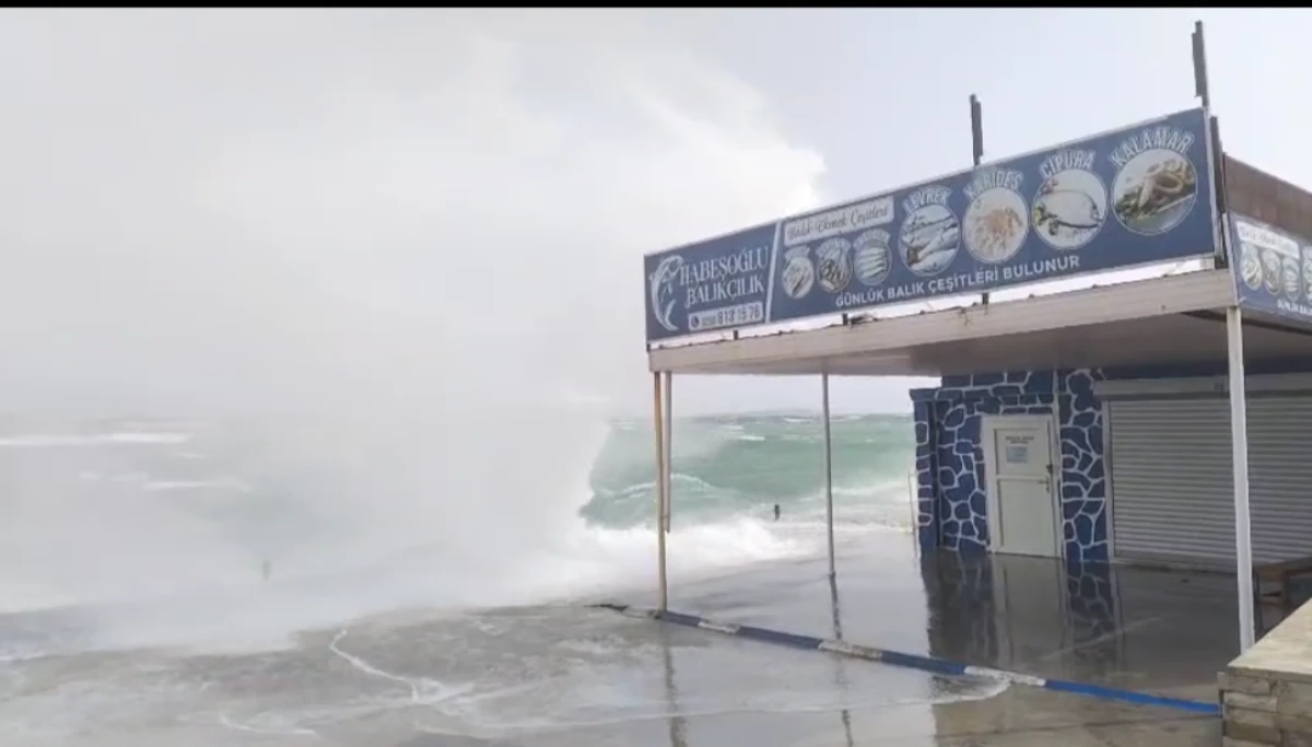 DİDİM&rsquo;DE KIYILAR FIRTINAYA TESLİM OLDU! 