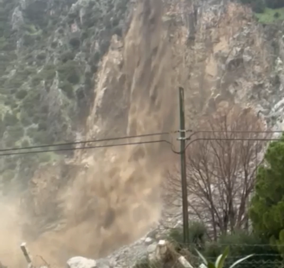 GELİN TELİ ŞELALESİ S&Uuml;R&Uuml;C&Uuml;LERE GE&Ccedil;İT VERMİYOR! 