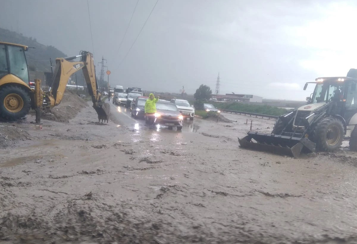 GELİN TELİ YOL KAPATTI! 