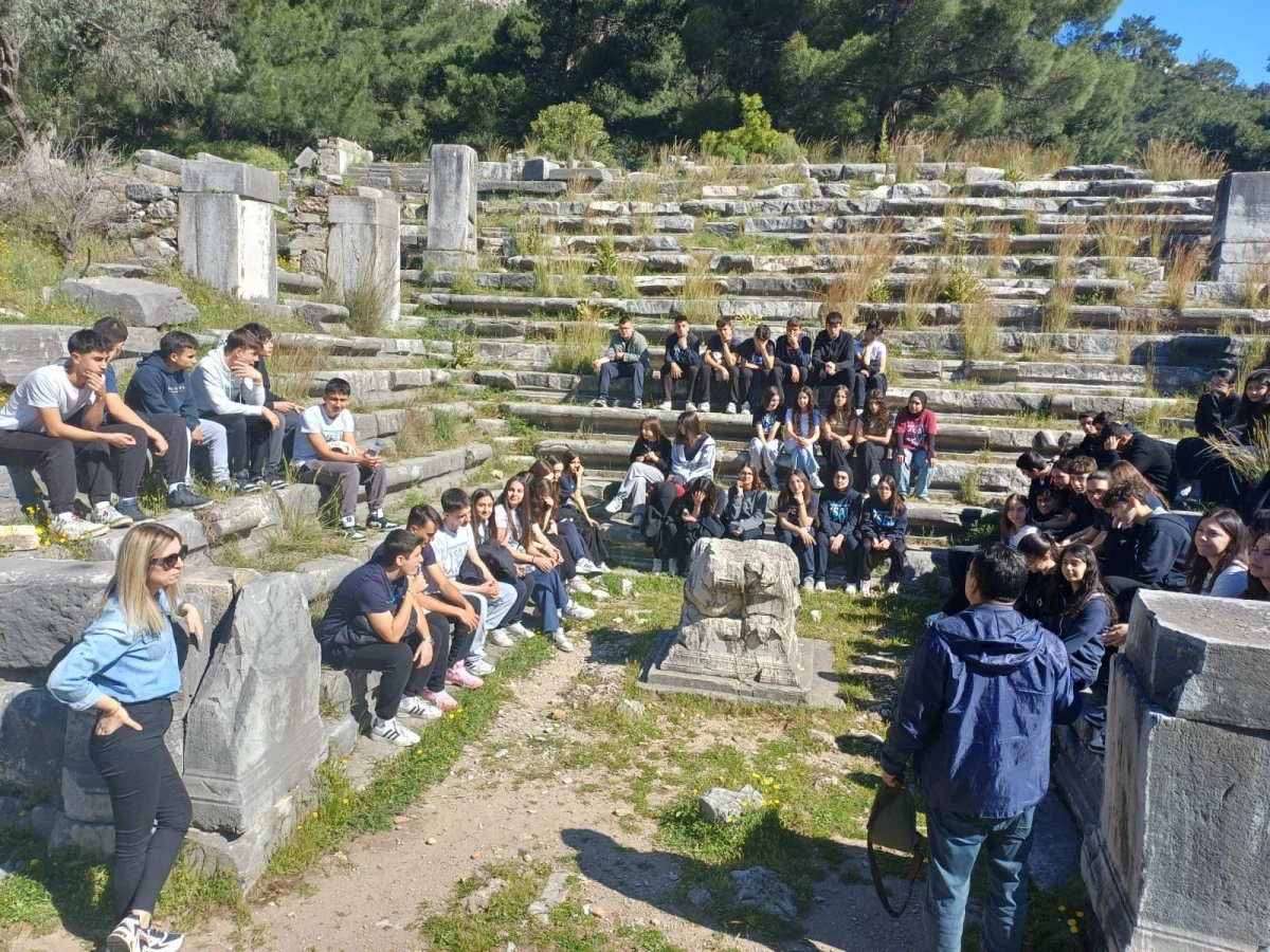 GEN&Ccedil;LER PRİENE&rsquo;DE HEM &Ouml;ĞRENDİ HEM YAŞADI!