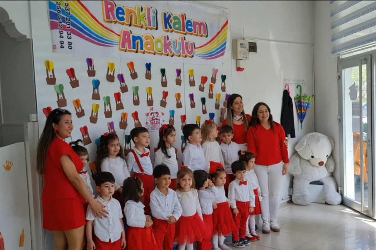 KIRMIZI BEYAZ GİYDİLER SAHNEYE &Ccedil;IKTILAR! 