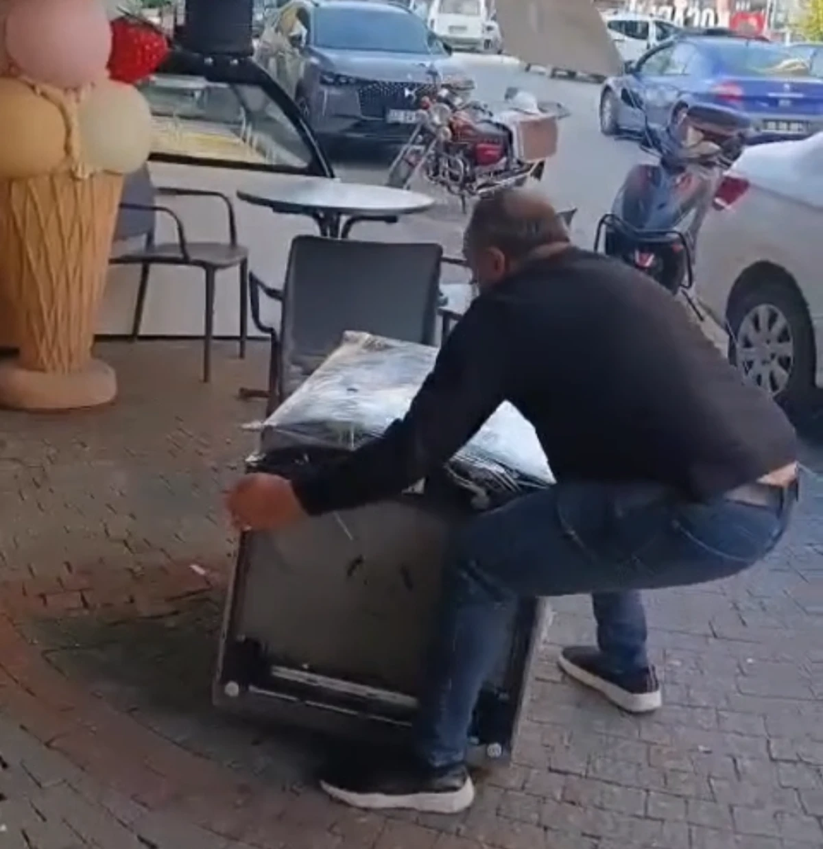 KOÇARLI’DA MAĞAZA ÖNÜNDE TEKMELEYİP PARÇALADI!