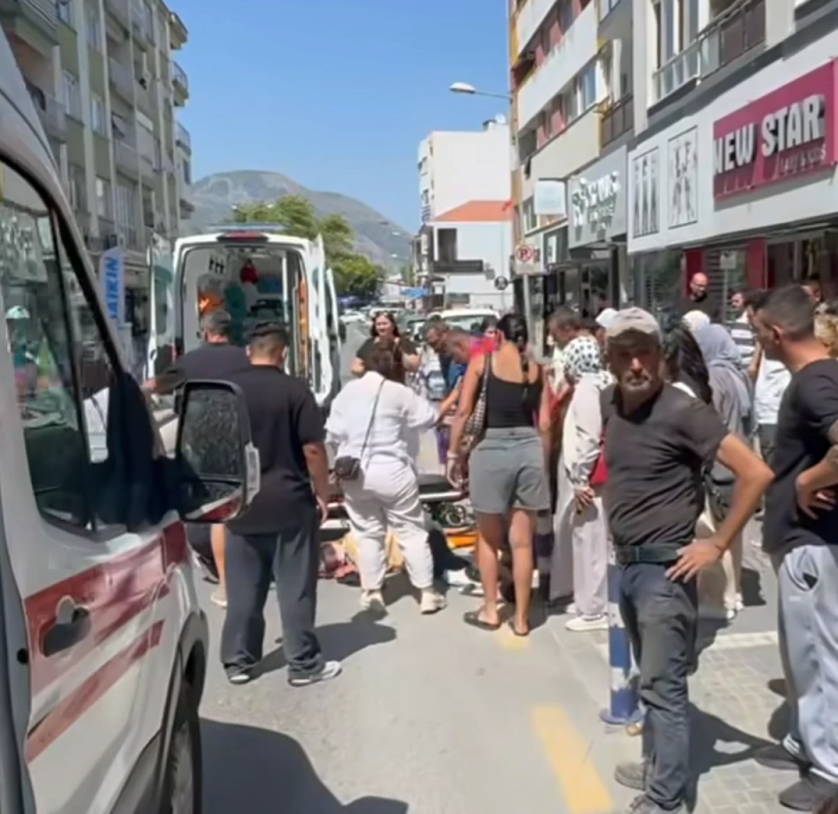 MOTOSİKLETİN ÇARPTIĞI GÜLER SEMERCİ YOLDA HAYATINI KAYBETTİ