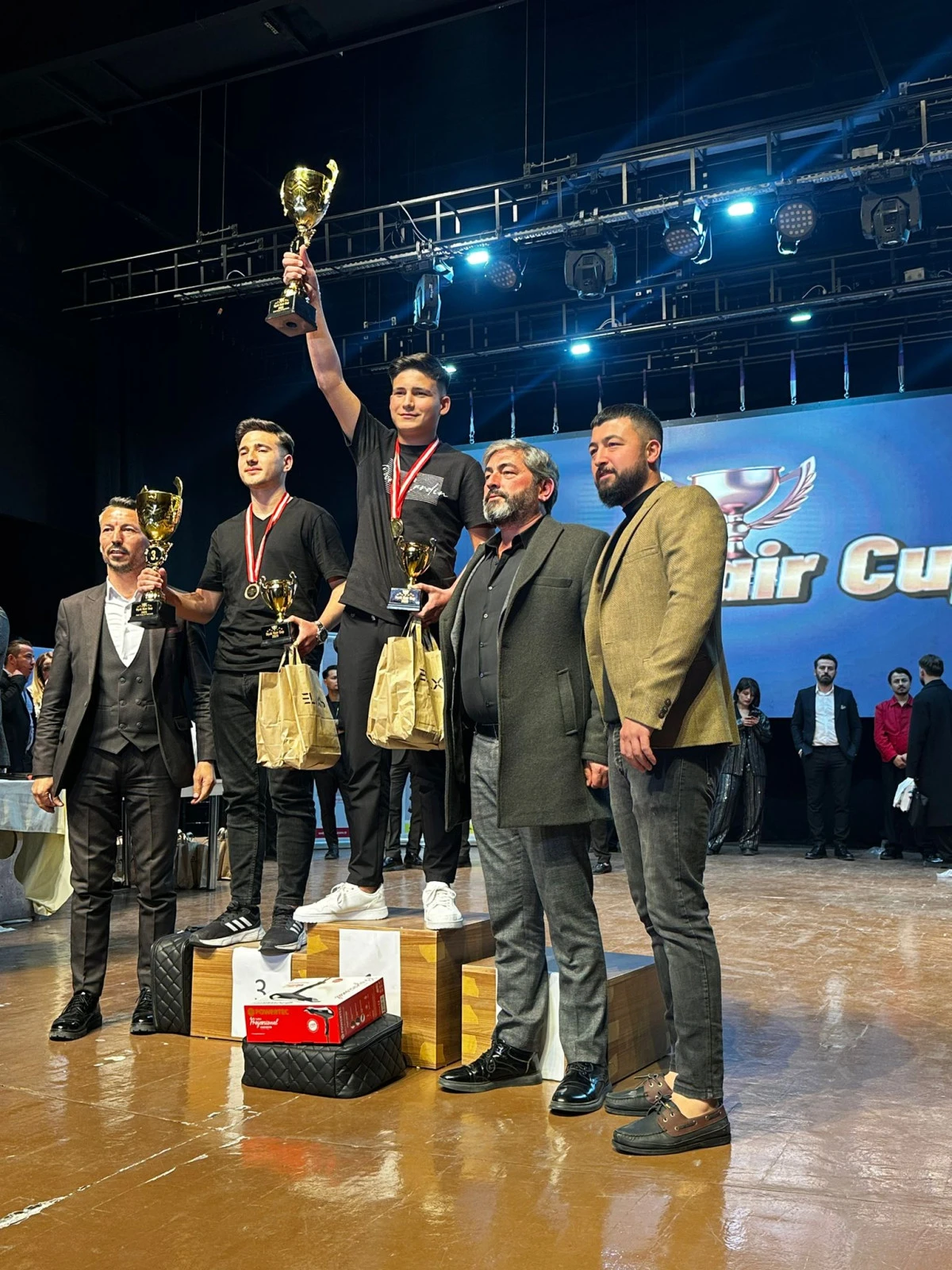 SAÇ KESİMİYLE HERKESİ ŞAŞIRTTI! 