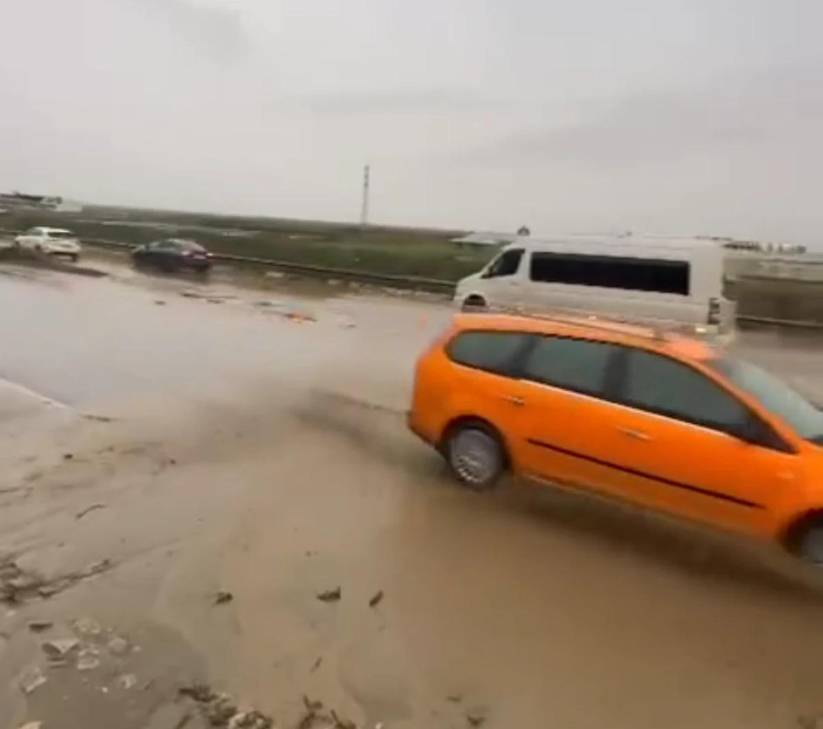 SAĞANAK YAĞIŞ KARAYOLUNU ÇAMURA BOĞDU