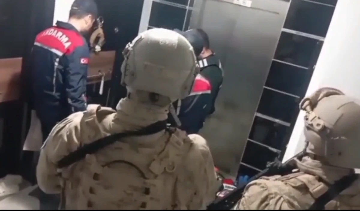 S&Ouml;KE VE KUŞADASI&rsquo;NDA DEV OPERASYON 25 G&Ouml;ZALTI! 