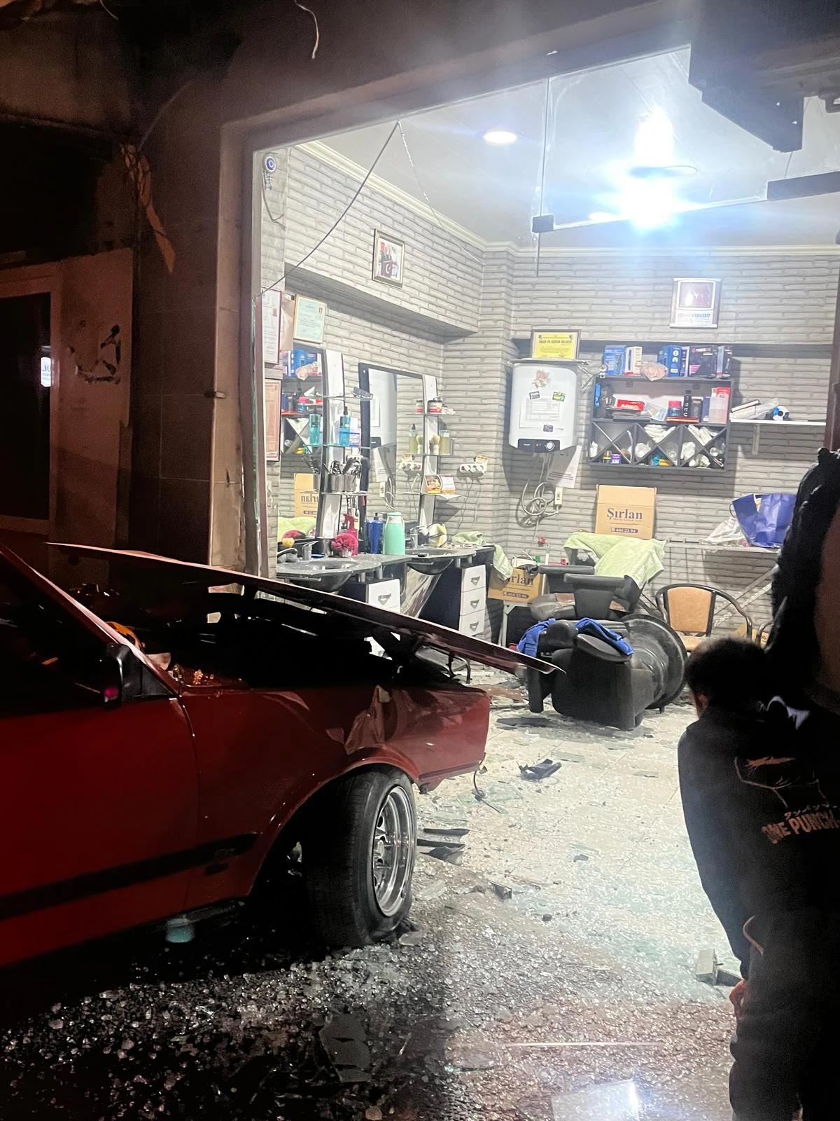 S&Ouml;KE&rsquo;DE KONTROLDEN &Ccedil;IKAN OTOMOBİL BERBER SALONUNA GİRDİ! 