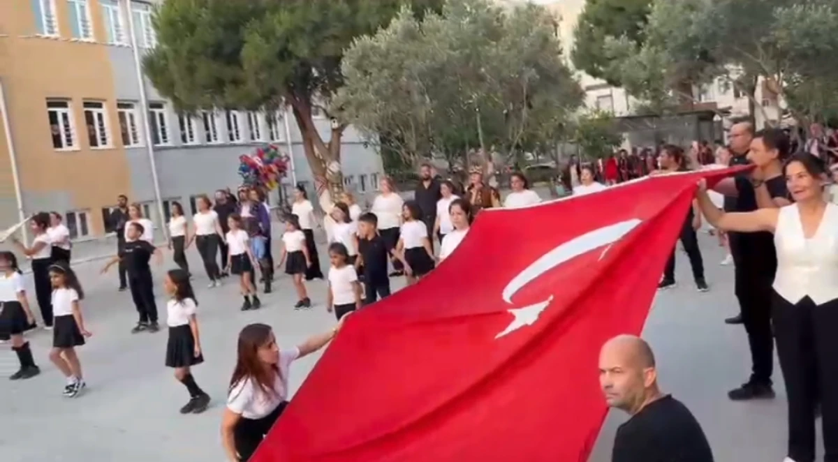 SÖKE'DE MEZUNİYET COŞKUSU ZEYBEKLE TAÇLANDI! 