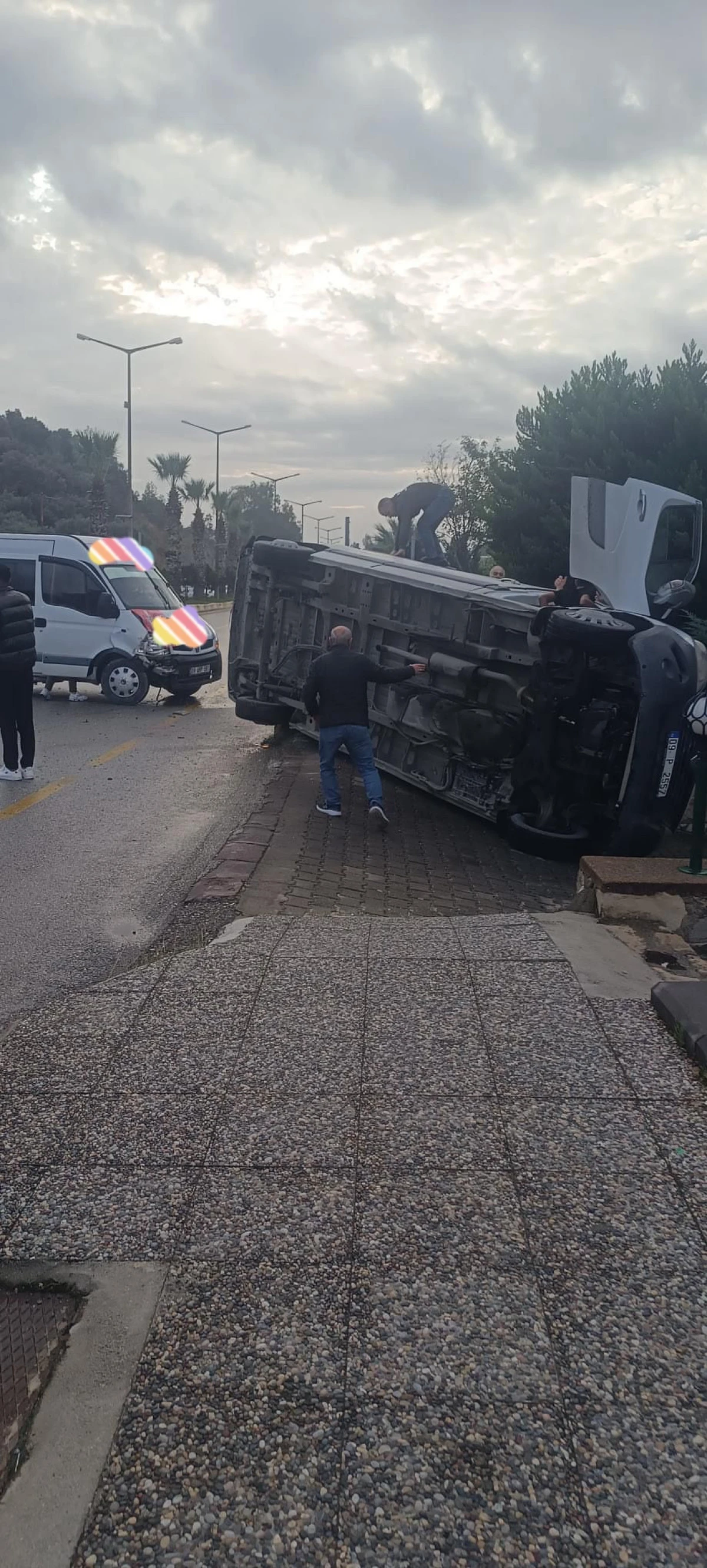 SÖKE'DE ÖĞRENCİ SERVİSLERİ ÇARPIŞTI 