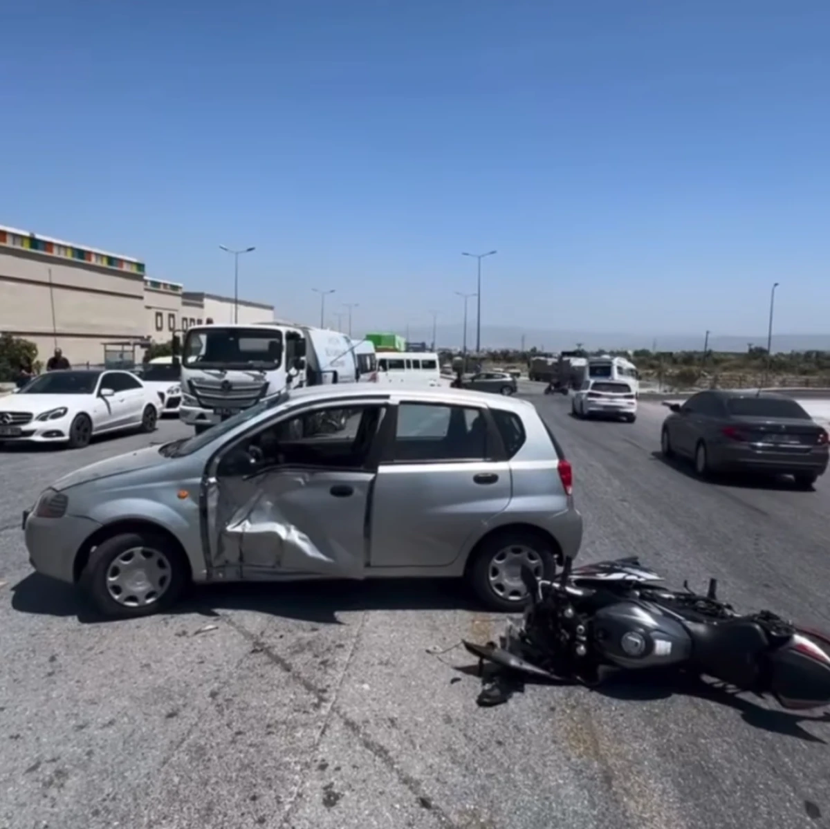 SÖKE'DE OTOMOBİL İLE MOTOSİKLET ÇARPIŞTI: 1 YARALI