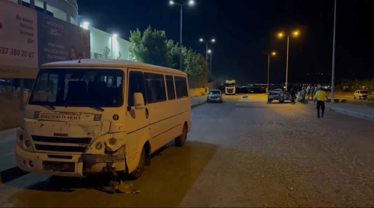 SÖKE’DE SERVİS MİNİBÜSÜ KAZA YAPTI 2 KİŞİ YARALANDI