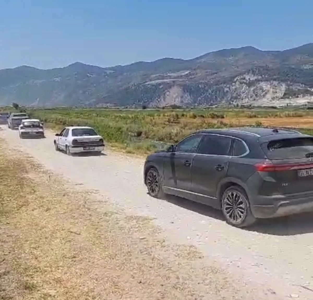 SÖKE'DE TESLA İLE TRAKTÖR AYNI YOLDA!