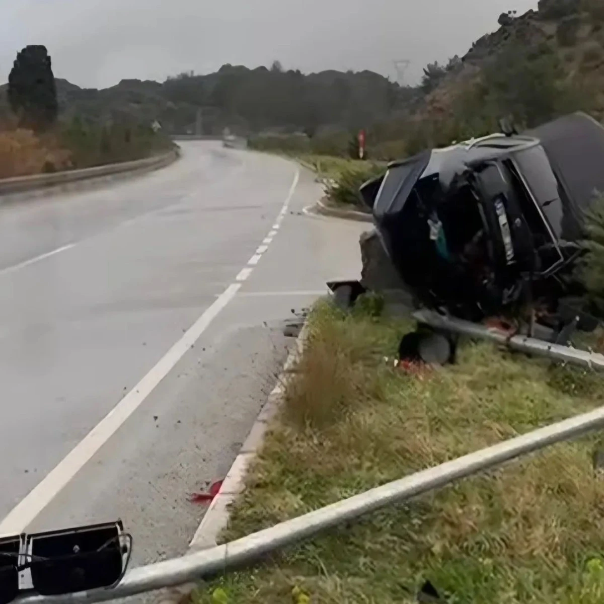 S&Ouml;KE&rsquo;DE TRAFİK IŞIĞINA &Ccedil;ARPAN OTOMOBİL DEVRİLDİ! 
