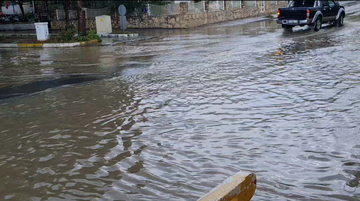 SÖKE’DE YAĞMUR SULARI YOLU BASTI!