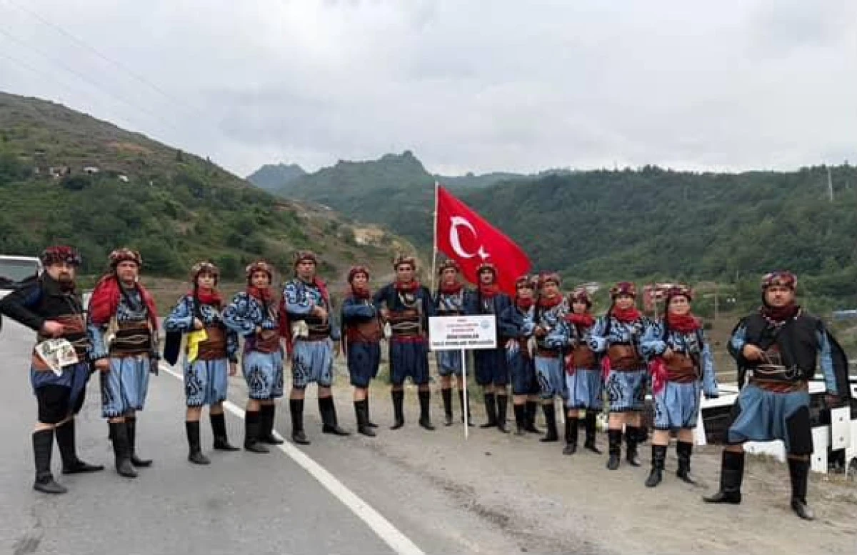 SÖKELİ ÖĞRETMENLERDEN ARTVİN’DE ZEYBEK ŞOV!