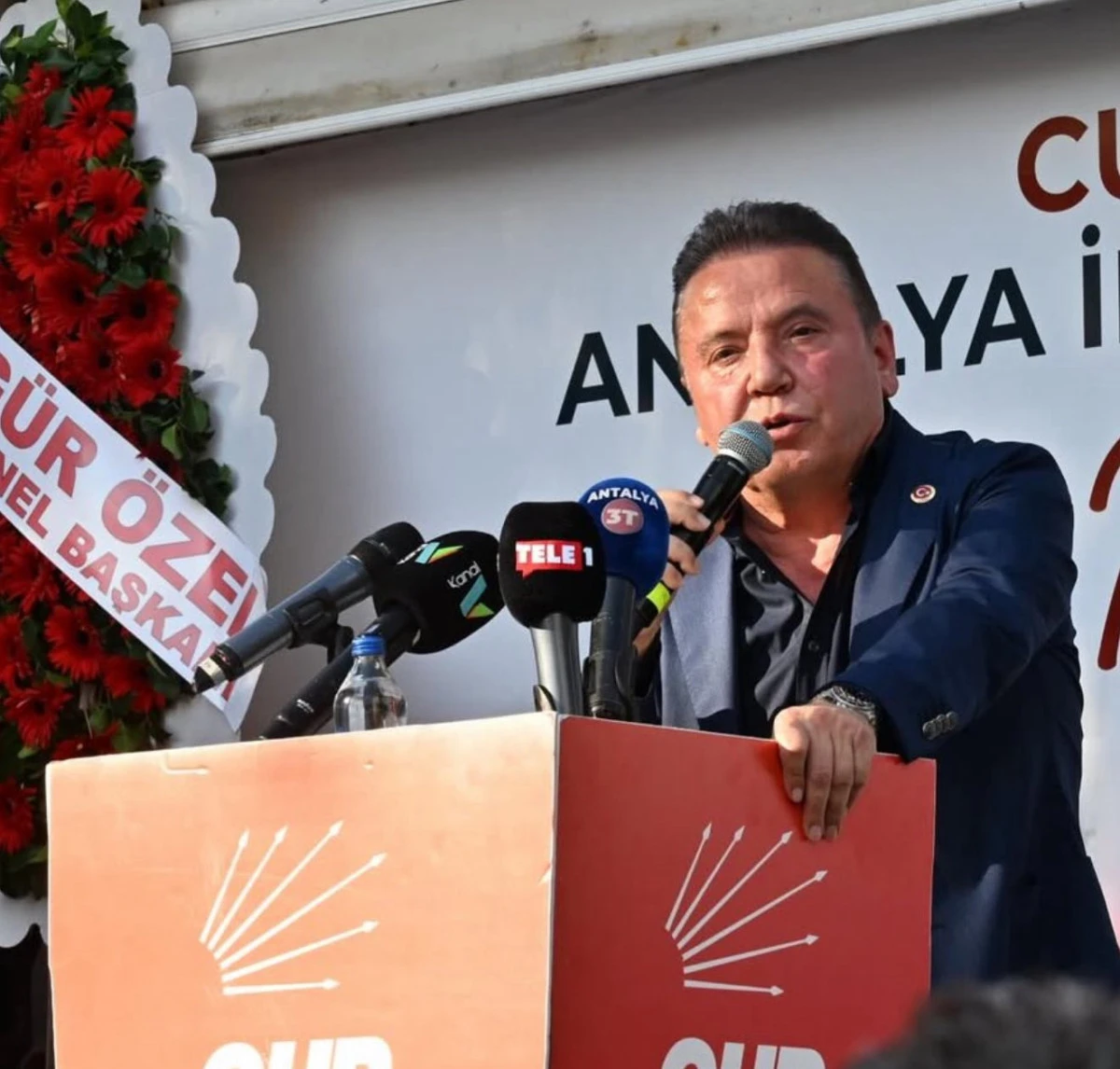 ÜÇ BÜYÜKŞEHİR BELEDİYE BAŞKANINA GÖZALTI